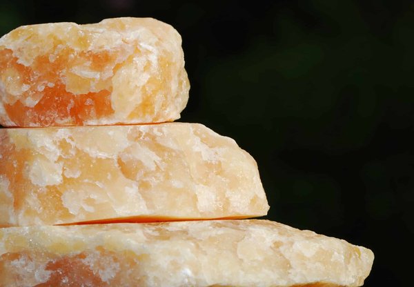 Quels sont les avantages de l'utilisation du quartz rose dans votre routine de soins et comment l'utiliser efficacement ?