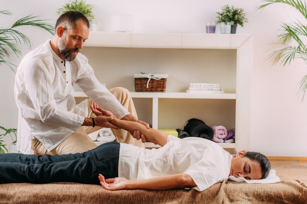 Comment faire une huile de massage apaisante pour le cuir chevelu avec des huiles essentielles ?